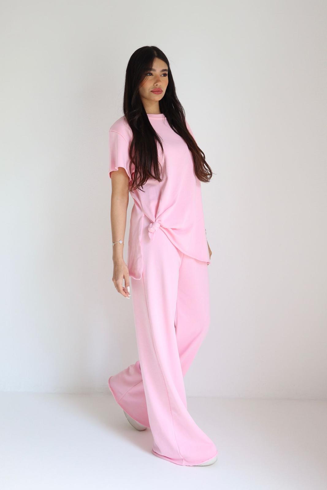 חליפת Larissa סט נשים בצבע ורוד עם חולצה קשירה צד
