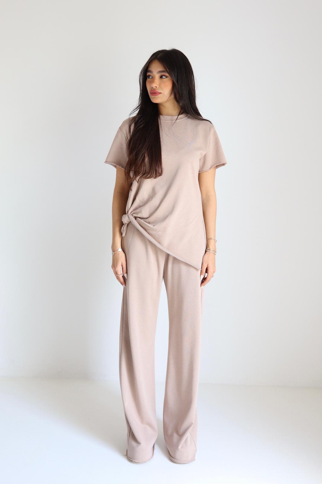 חליפת Larissa חליפה לנשים בצבע בז’ לוק יומי
