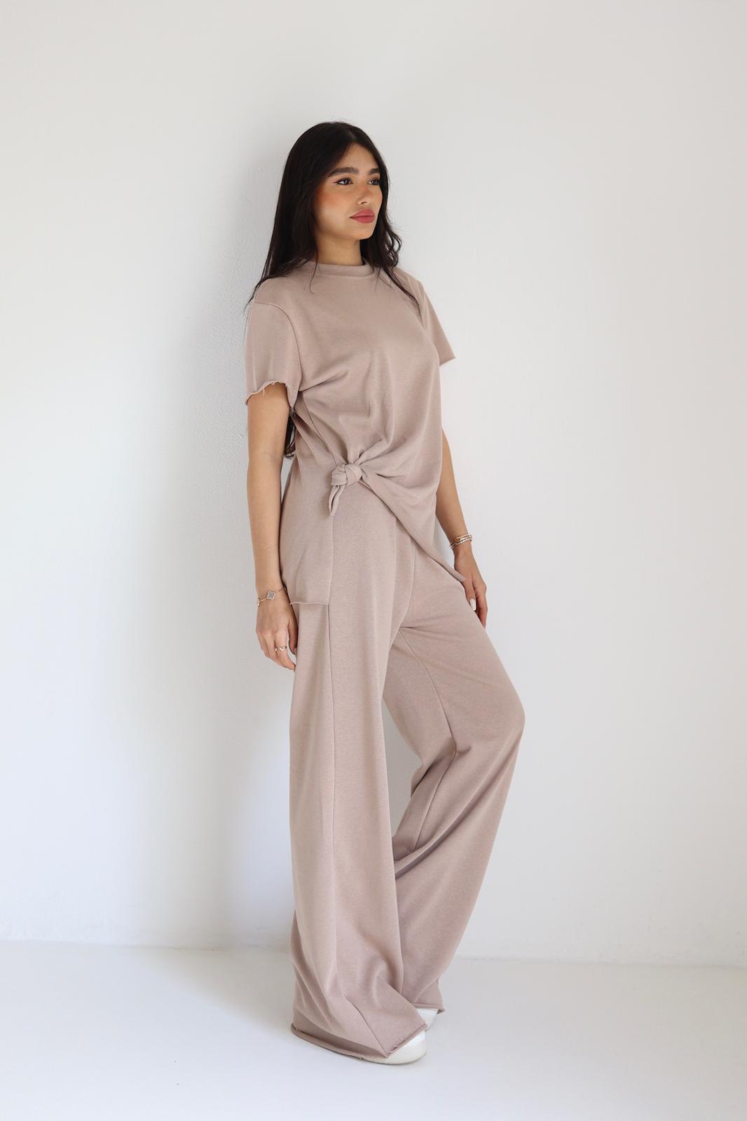 חליפת Larissa סט נשים חולצה עם קשירה ומכנס רחב בצבע בז
