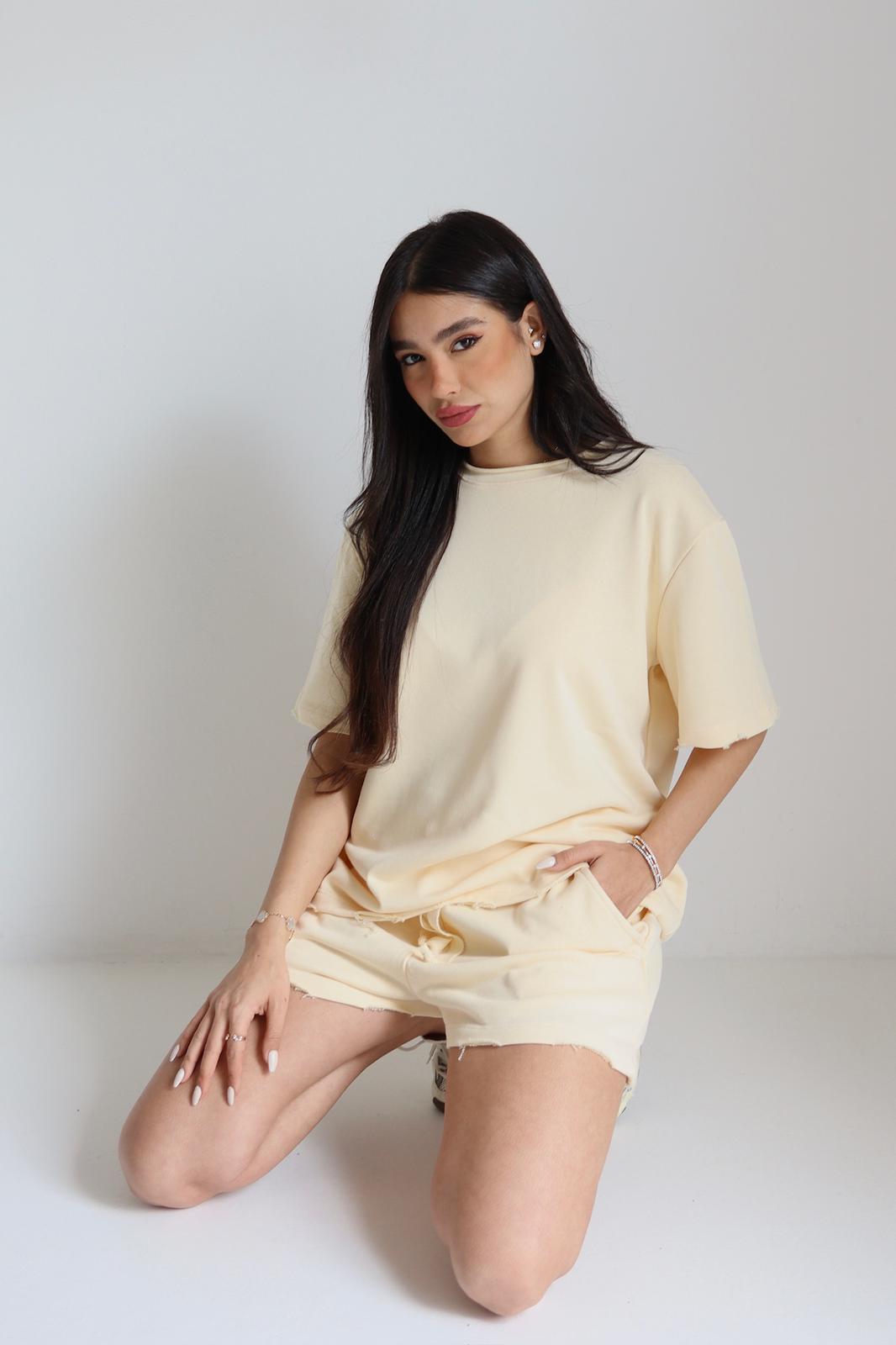 חליפת נשים קצרה Emilia בצבע צהוב בהיר סט קיץ טרנדי
