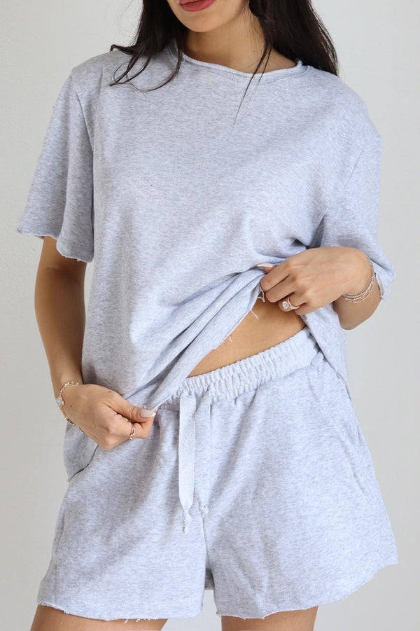 חליפת נשים קצרה Emilia בגזרה מחמיאה עם שורט רחב