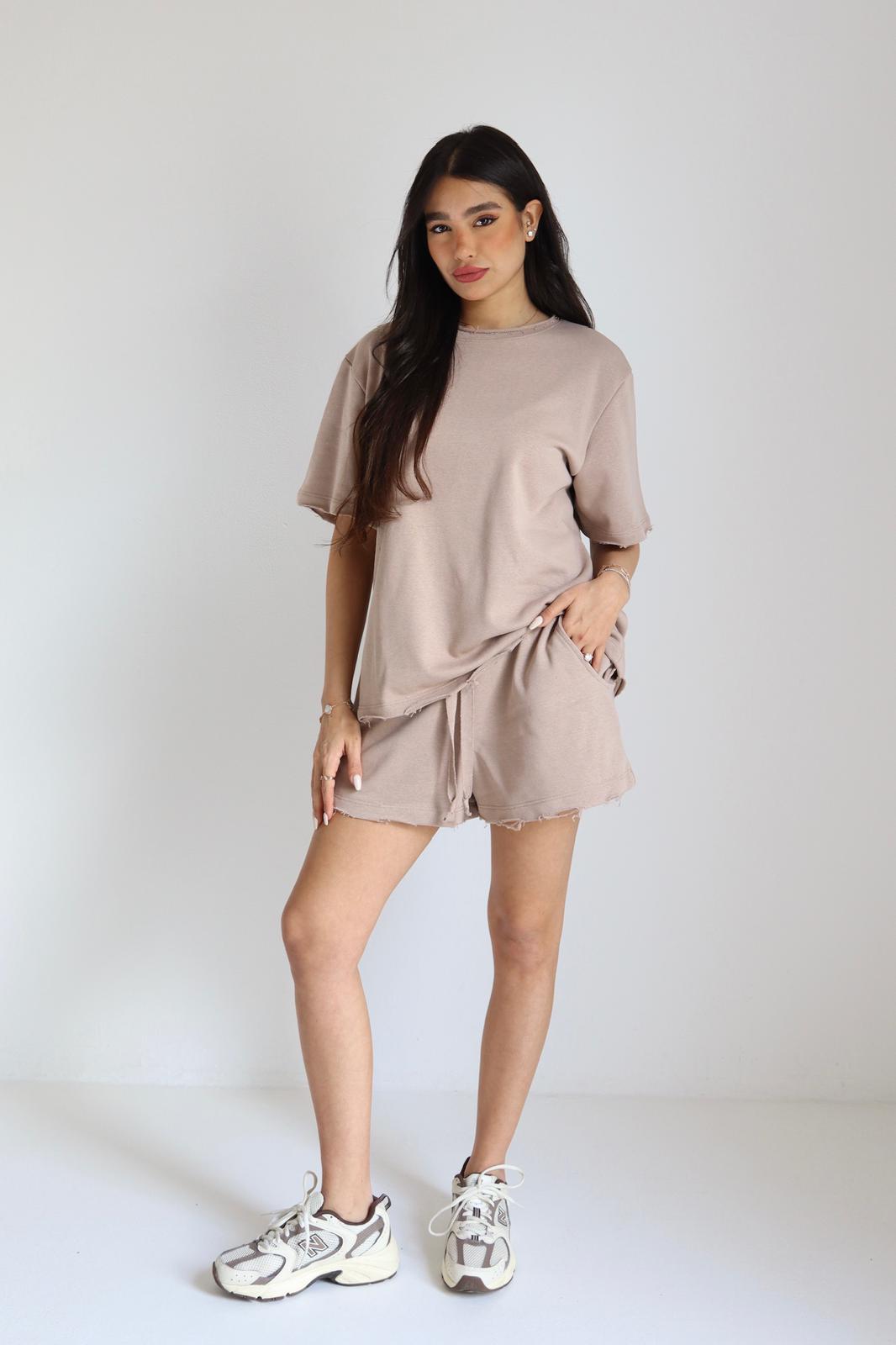 חליפת נשים קצרה Emilia בצבע מוקה סט טי שירט ושורט לוק קזואל