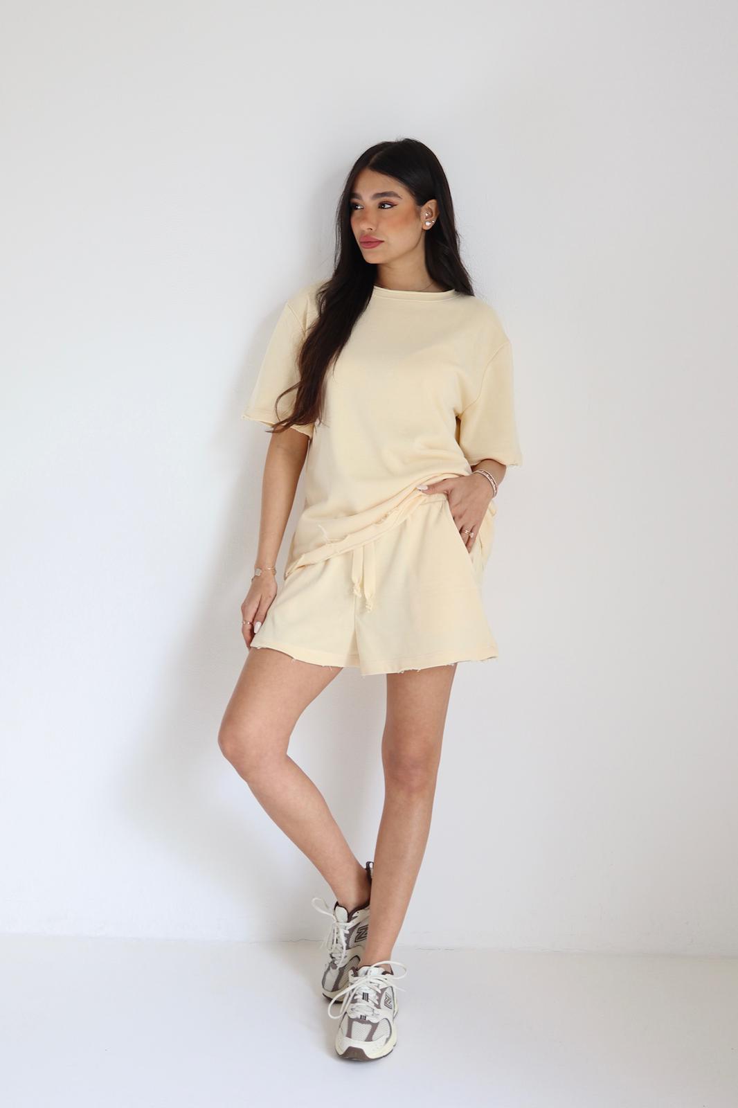 חליפת נשים Emilia סט קצר קזואל עם שורט וטי שירט בגזרה נוחה