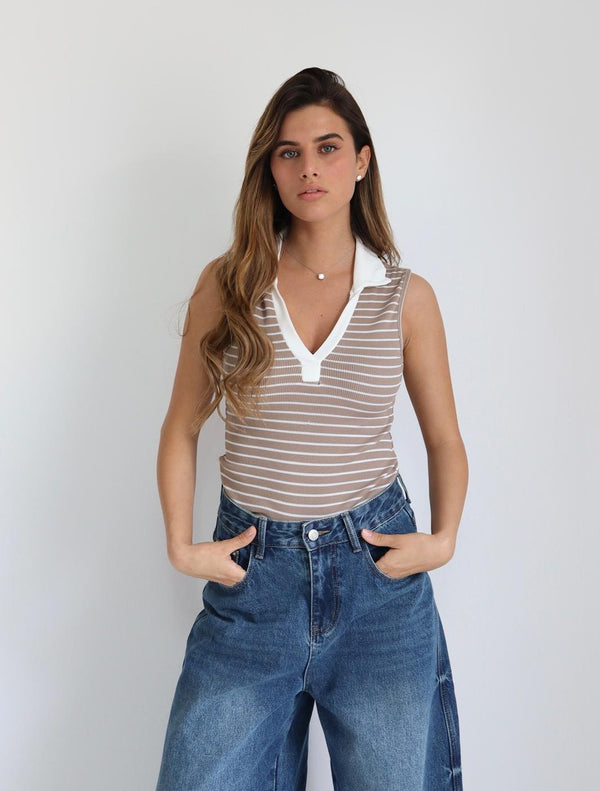 חולצת נשים Ayala פסים לבן חום עם צווארון V לוק יומי