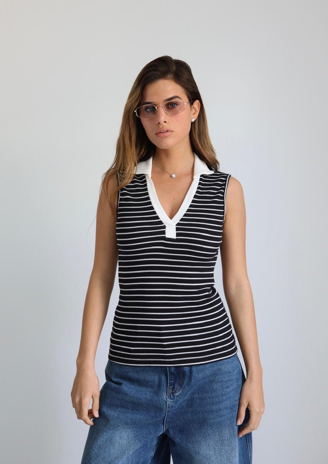 חולצת נשים Ayala פסים לבן שחור עם צווארון V לוק יומי