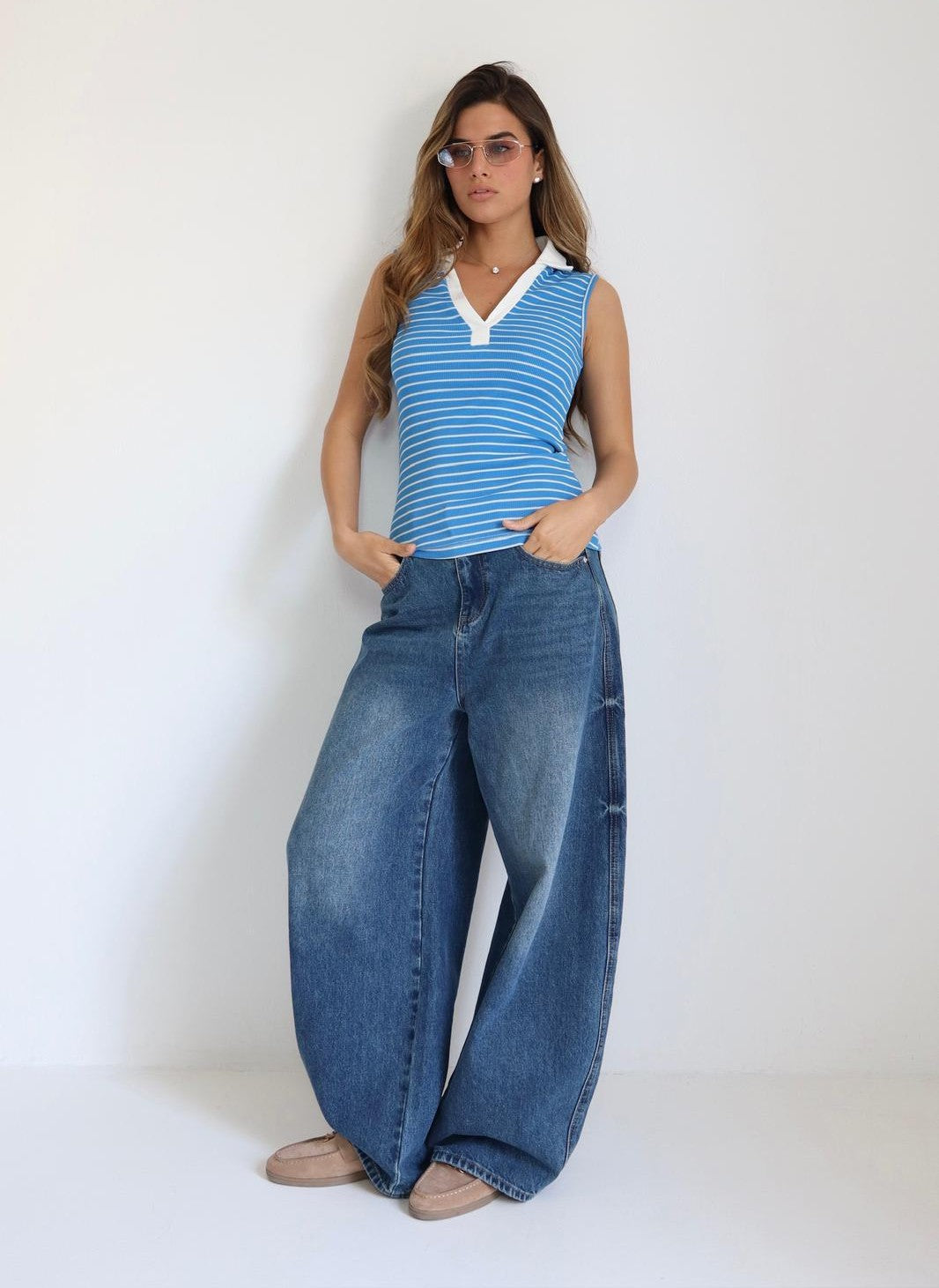 חולצת פסים כחול לבן עם צווארון V ללא שרוולים