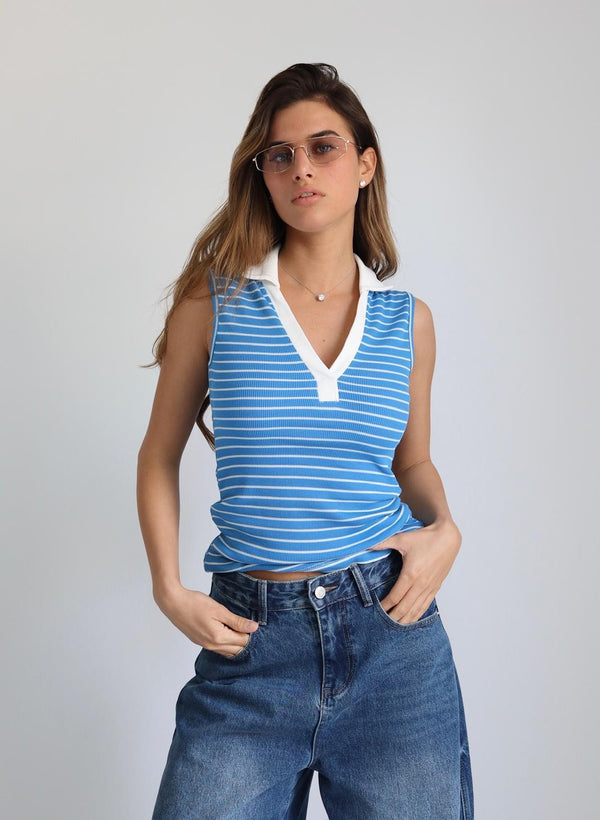 חולצת נשים Ayala פסים כחול לבן עם צווארון V ללא שרוולים
