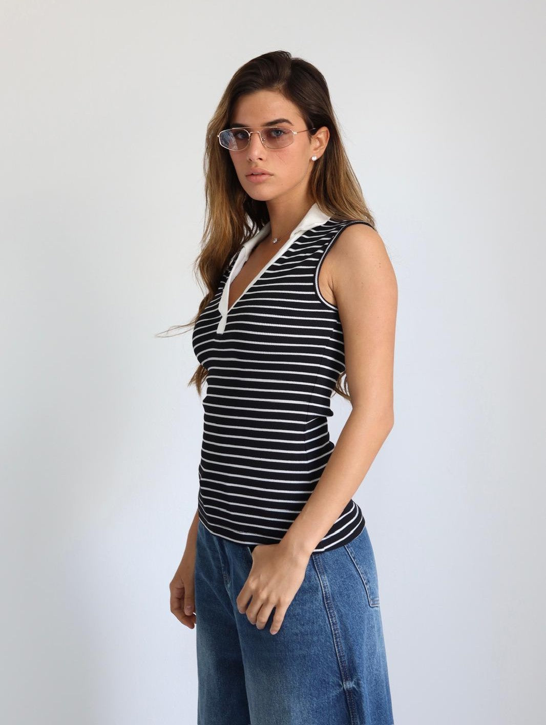 חולצת נשים Ayala פסים לבן שחור עם צווארון V לוק יומי