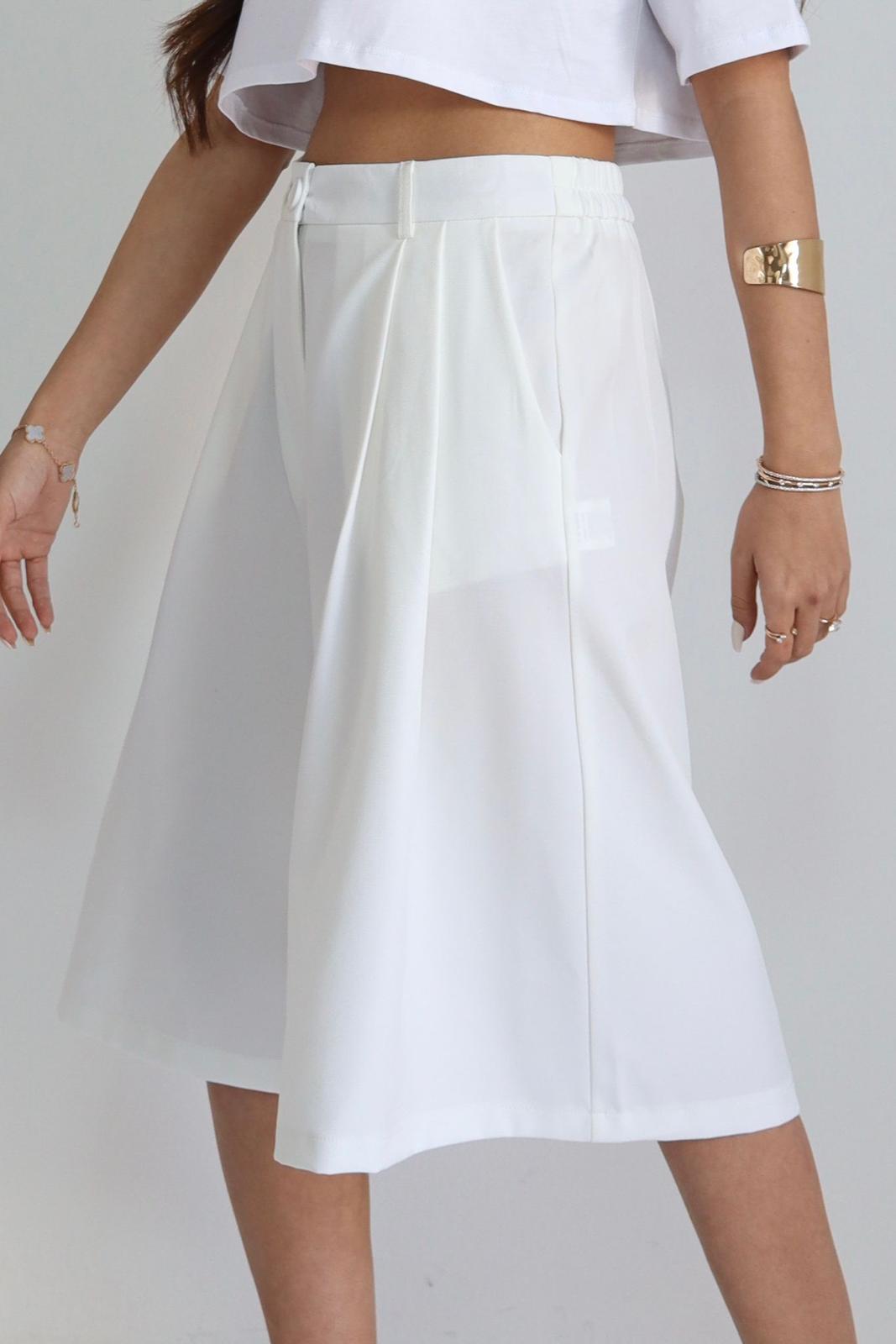 מכנס Bety לבן מבט צד גזרה רחבה אלגנטית
