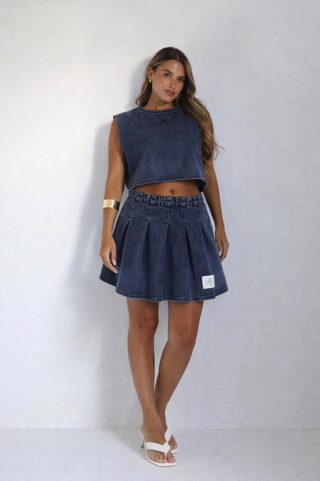 חליפת ג׳ינס לנשים בצבע כחול כהה דגם Leni חצאית מיני עם קפלים