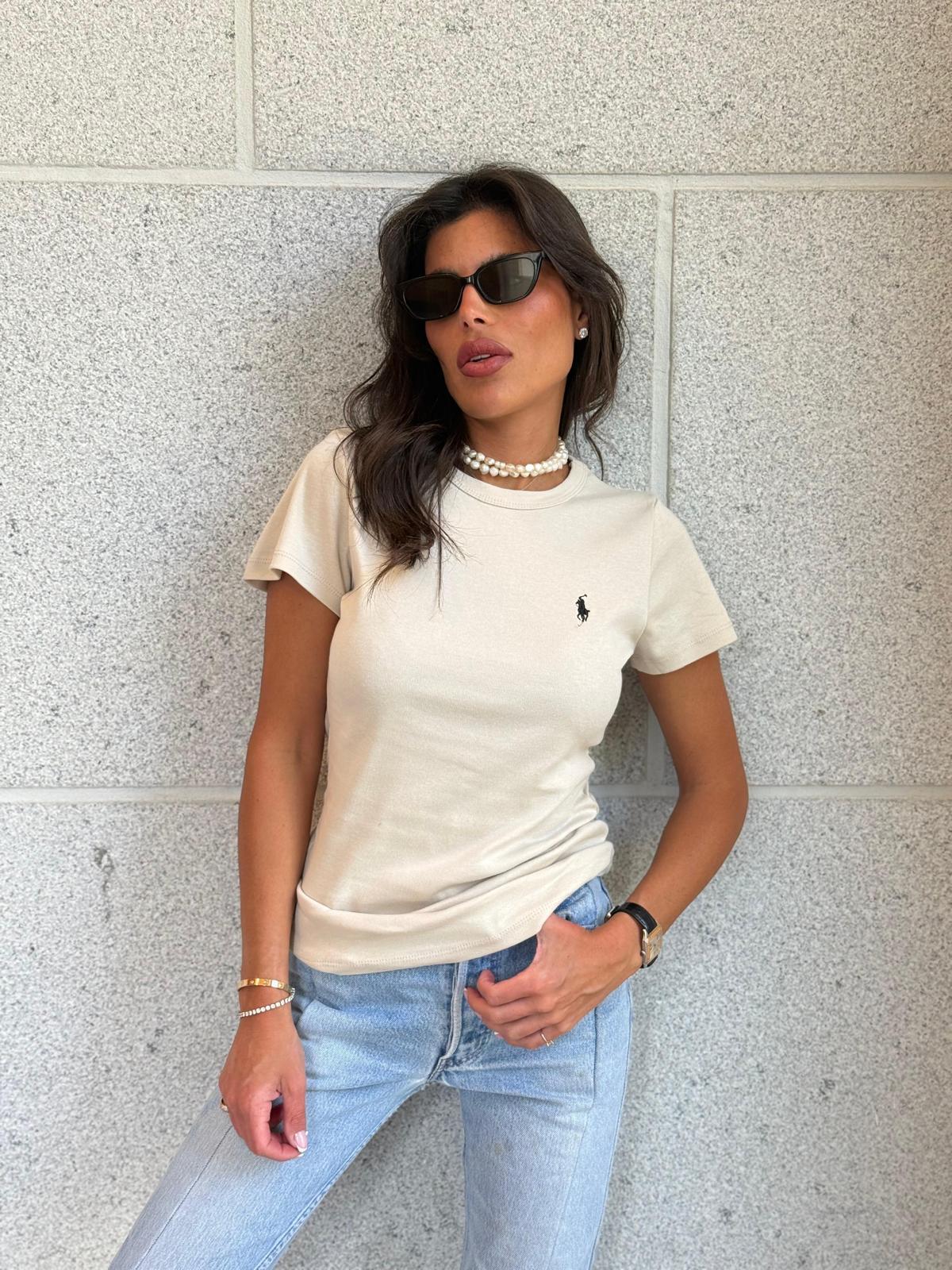 חולצת Naama שמנת טי שירט נשים עם לוגו