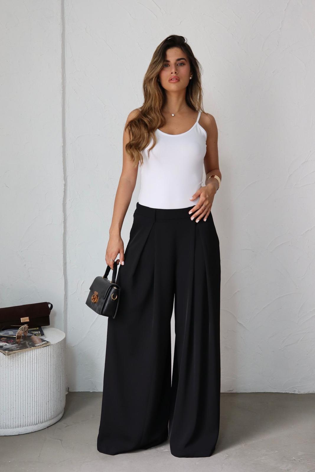 מכנס Kerem שילוב עם טופ לבן לוק נקי