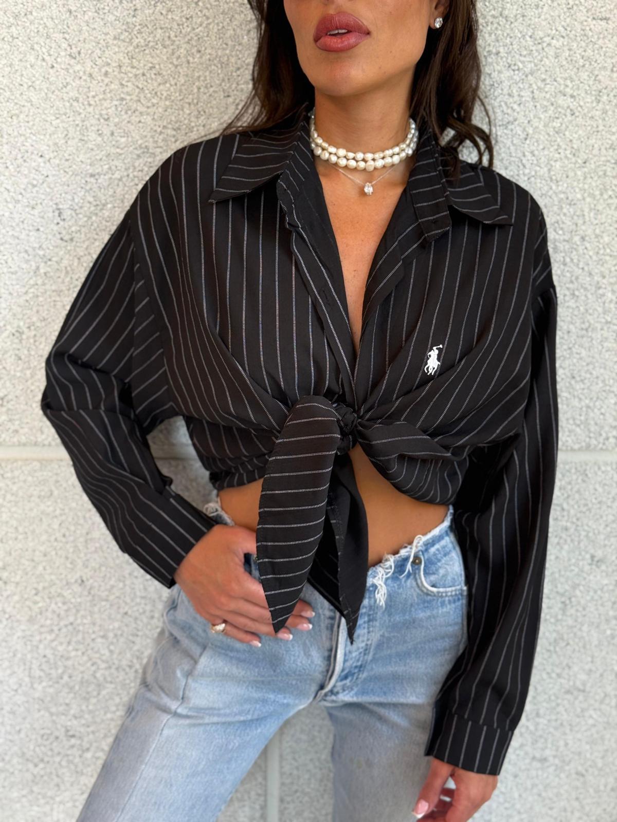 חולצת Rena שחורה פסים לנשים עם קשירה קדמית מראה אלגנטי מחמיא