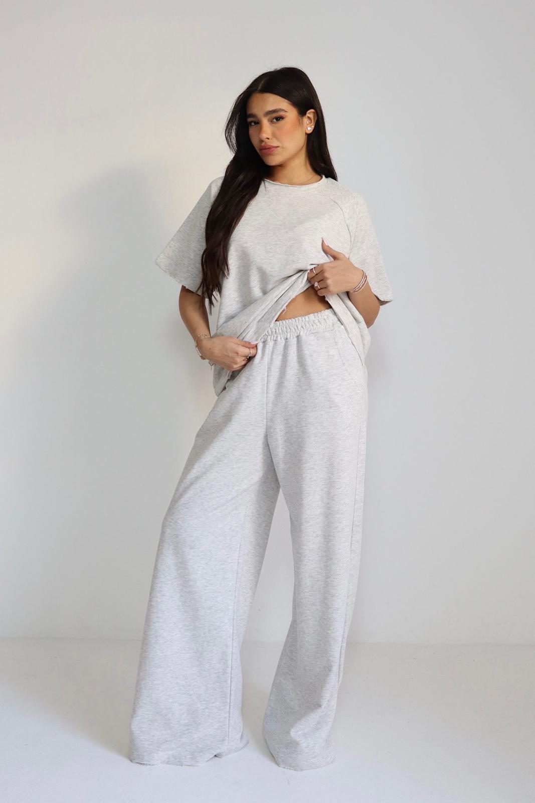 חליפת Raglen אפור בהיר 
 גזרה רחבה מחמיאה