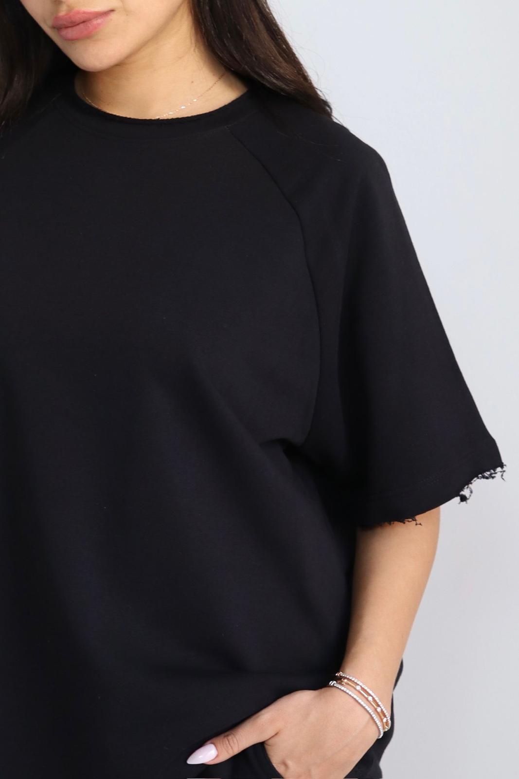 חליפת Raglen שחור טי שירט מבט קרוב ומכנס רחב לנשים