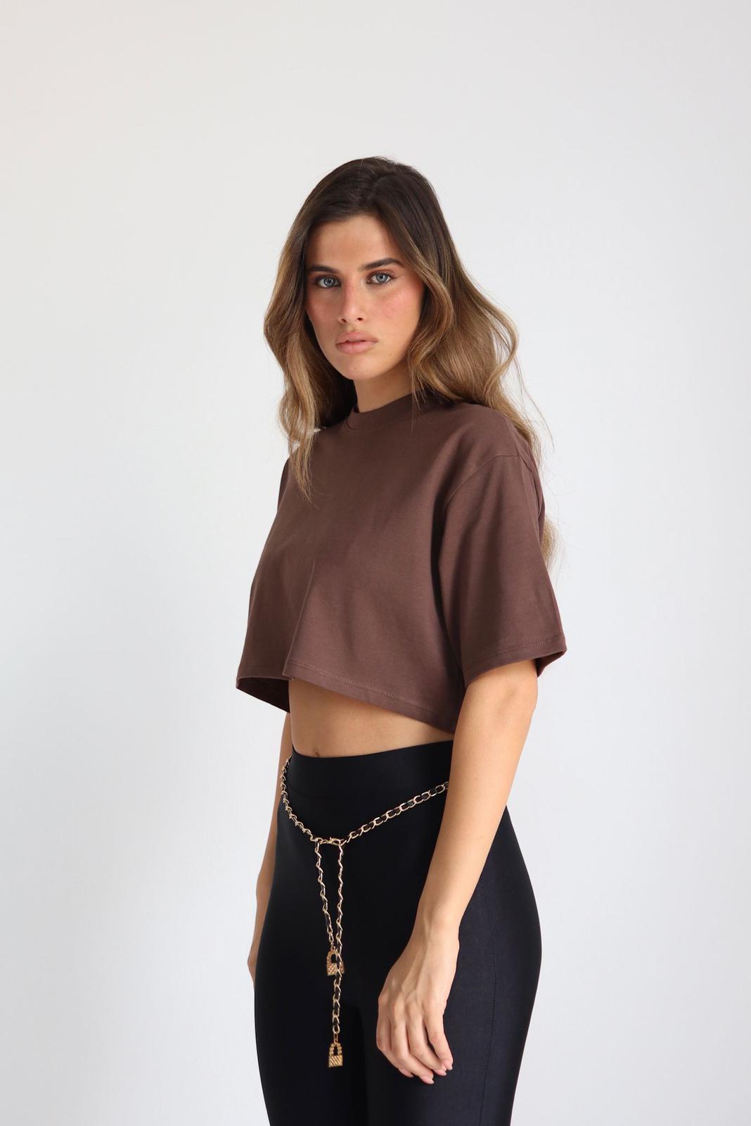 חולצת נשים טרנדית בגזרת קרופ חלקה
