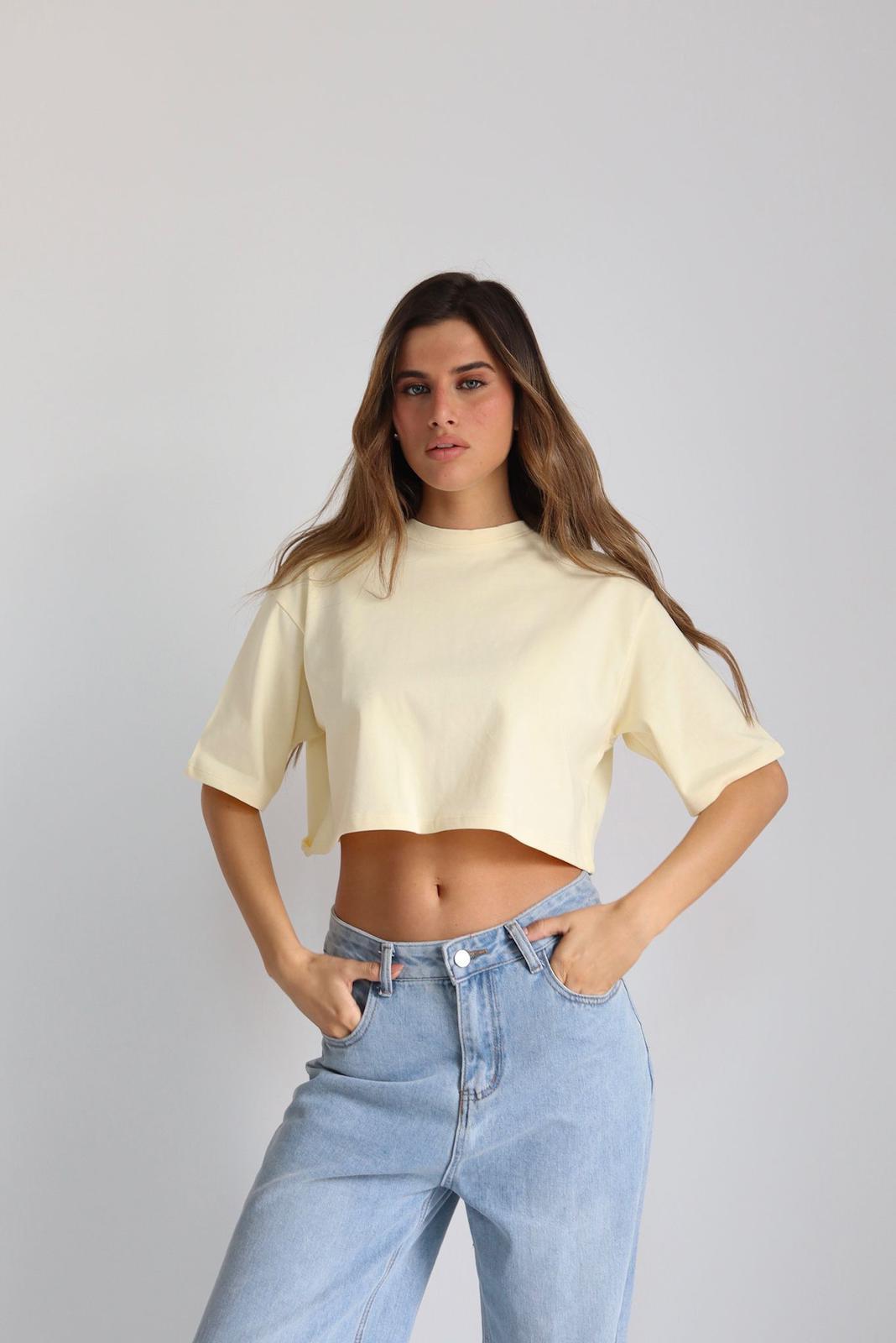 חולצת קרופ לנשים בצבע צהוב בגזרה קצרה
