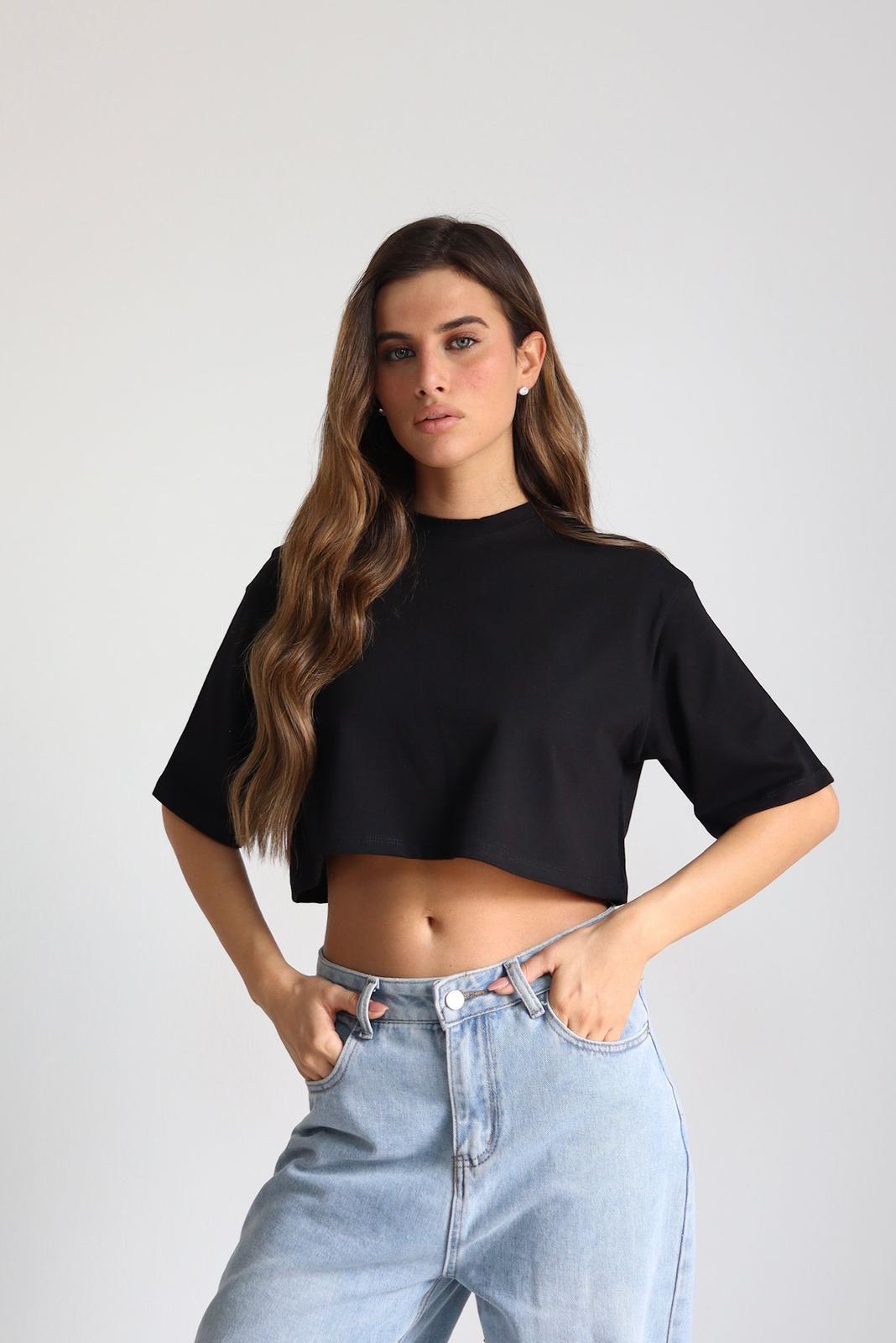 חולצת קרופ לנשים בצבע שחור עם שרוול קצר
