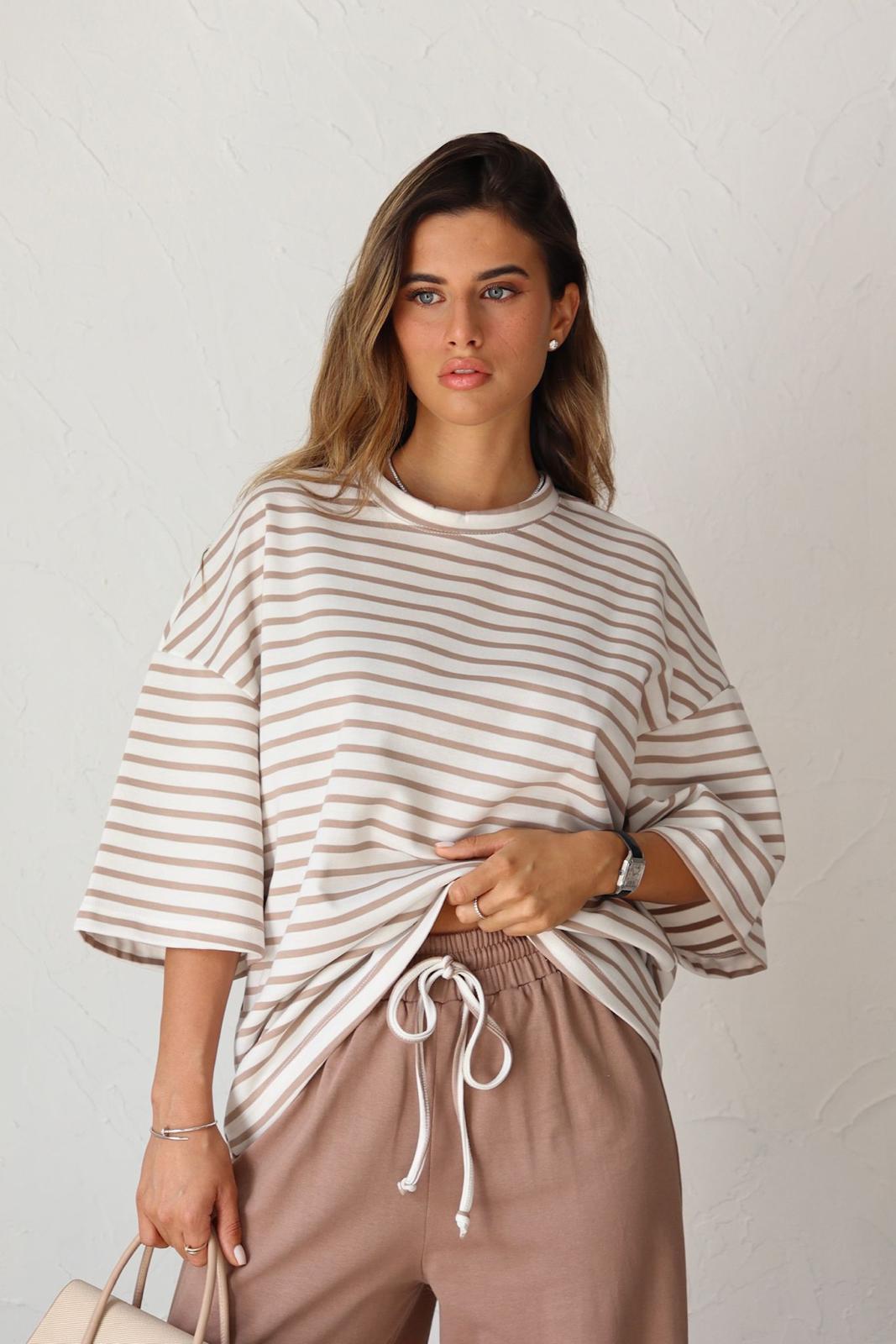 חליפת נשים קזואלית עם חולצת פסים רחבה
