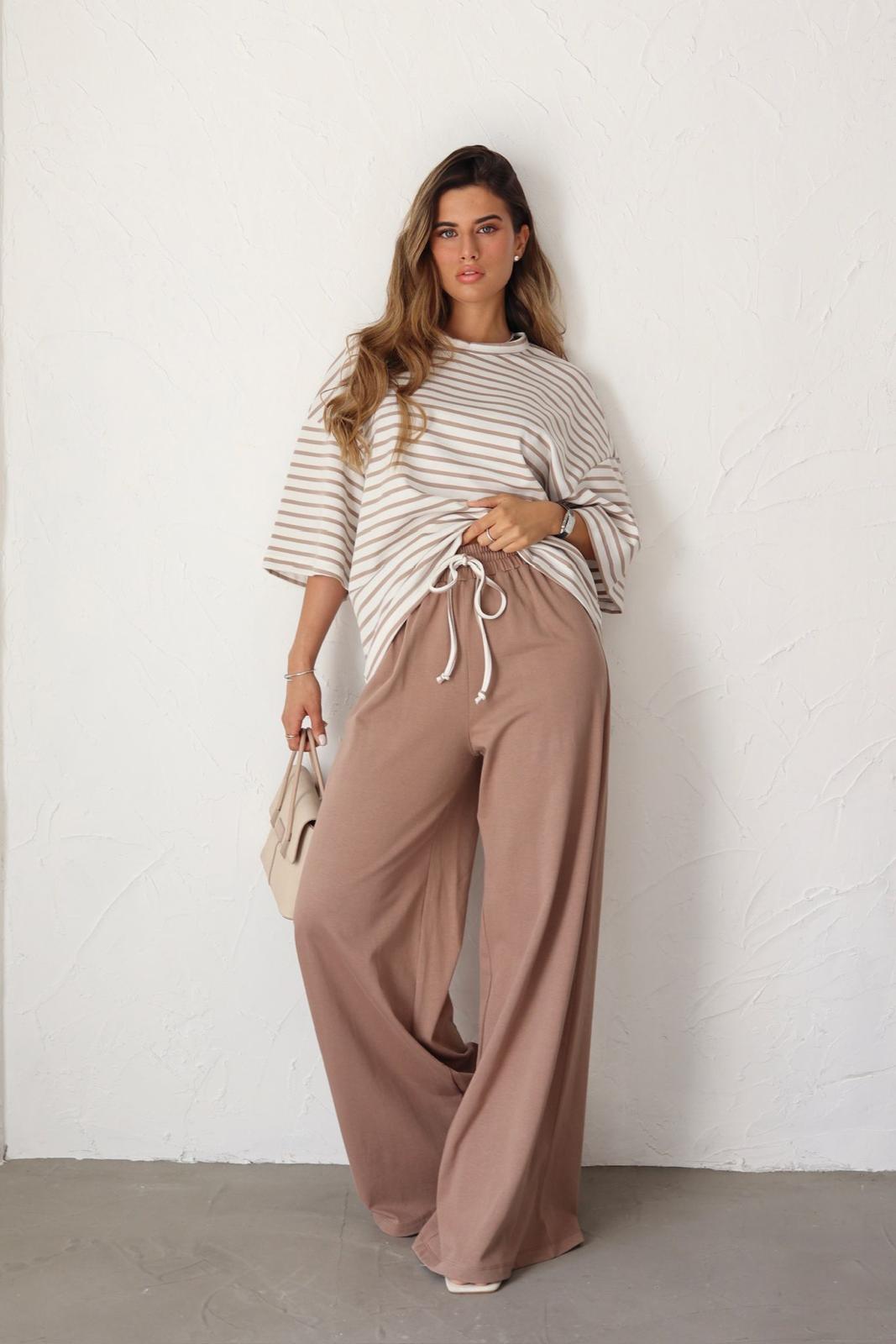 חליפת קיץ לנשים בגוון בז עם חולצת פסים ומכנס רחב