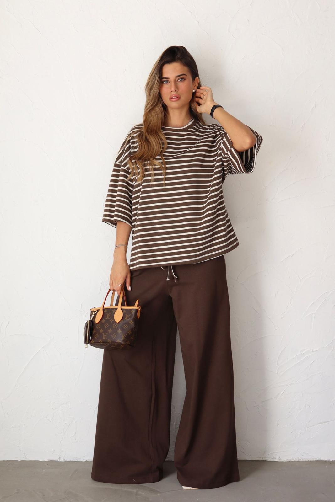 סט נשים טרנדי עם חולצת פסים רחבה
