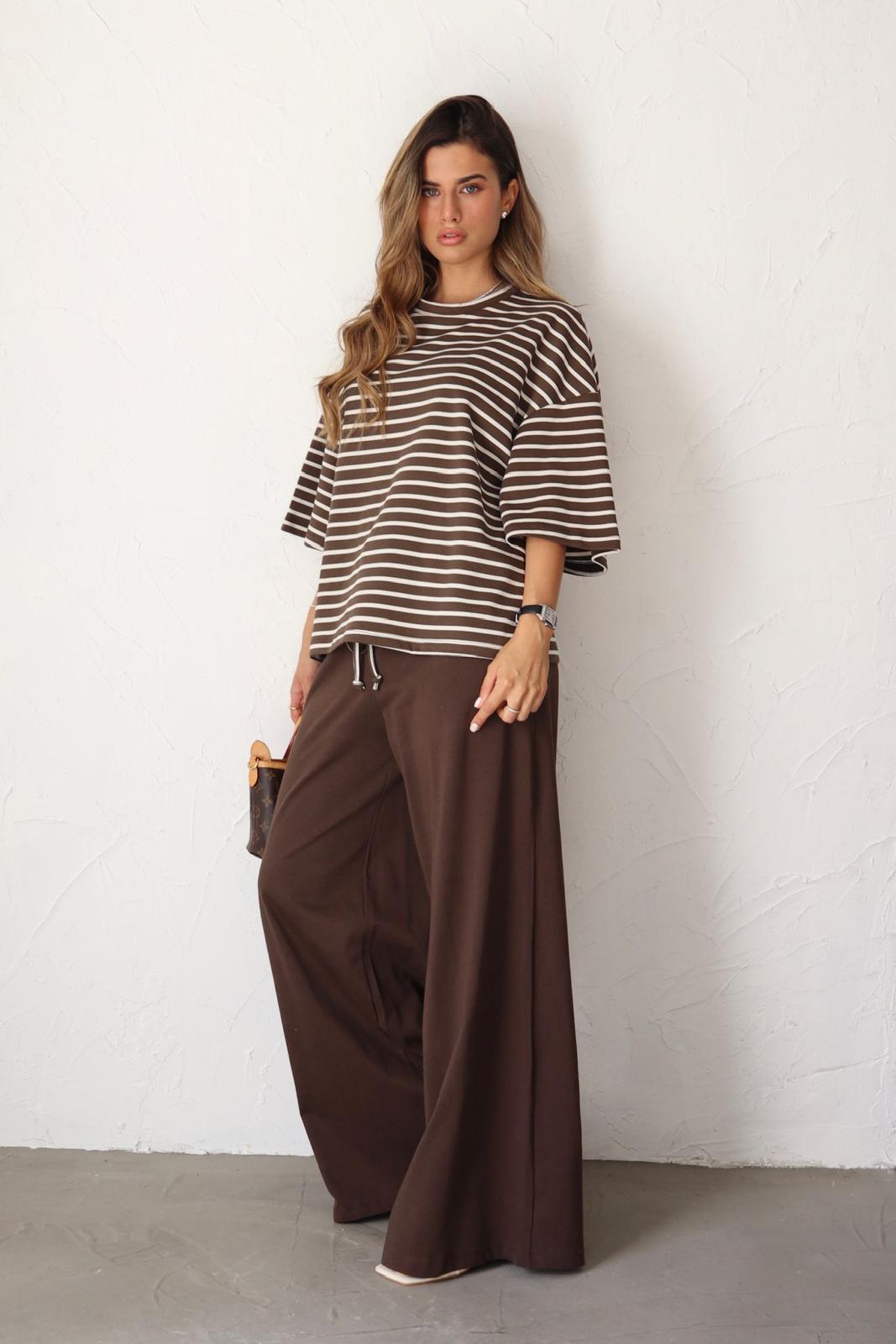 חליפת קיץ קלילה לנשים עם הדפס פסים
