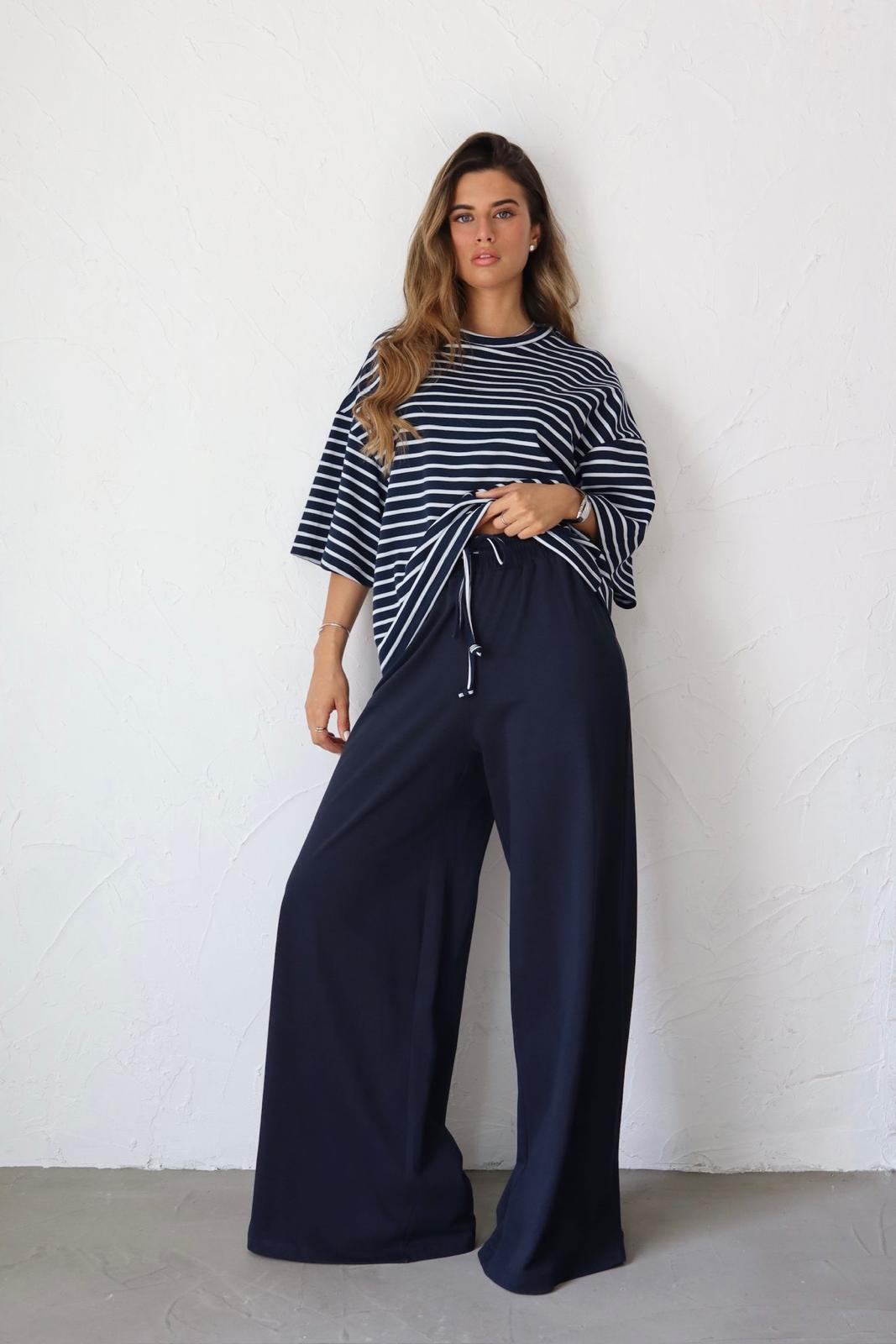 חליפת פסים לנשים בגזרה רחבה ונוחה
