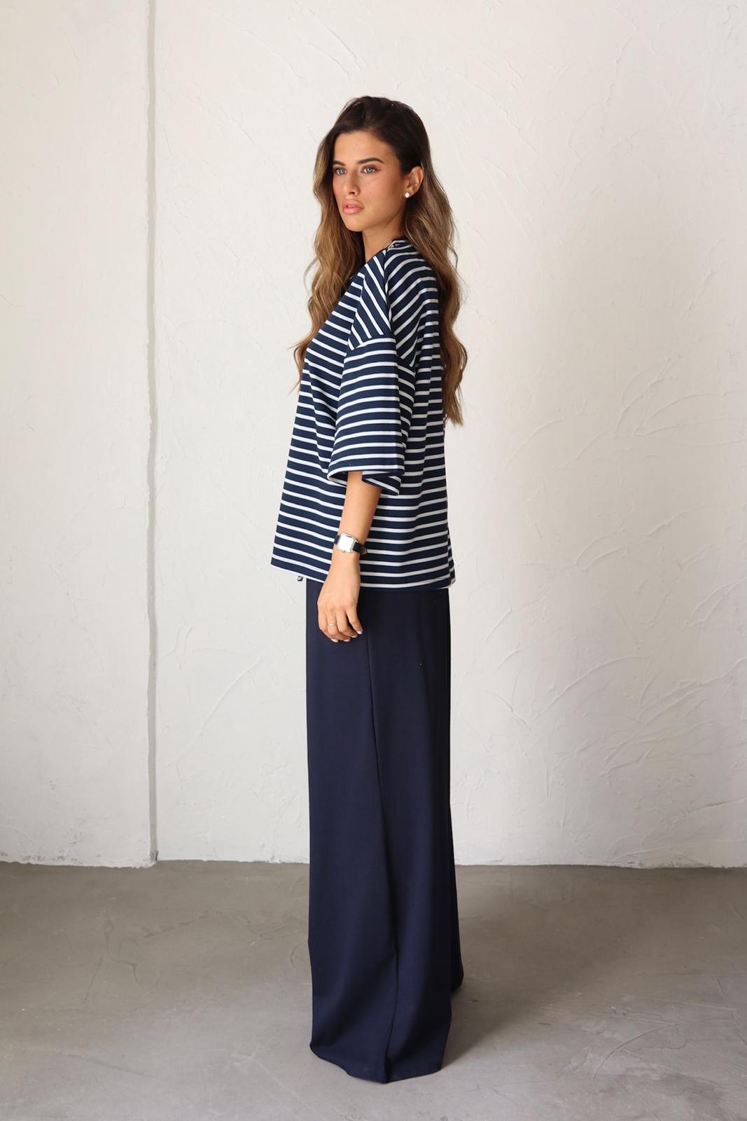 חליפת נשים פסים כחול לבן עם מכנס ארוך רחב
