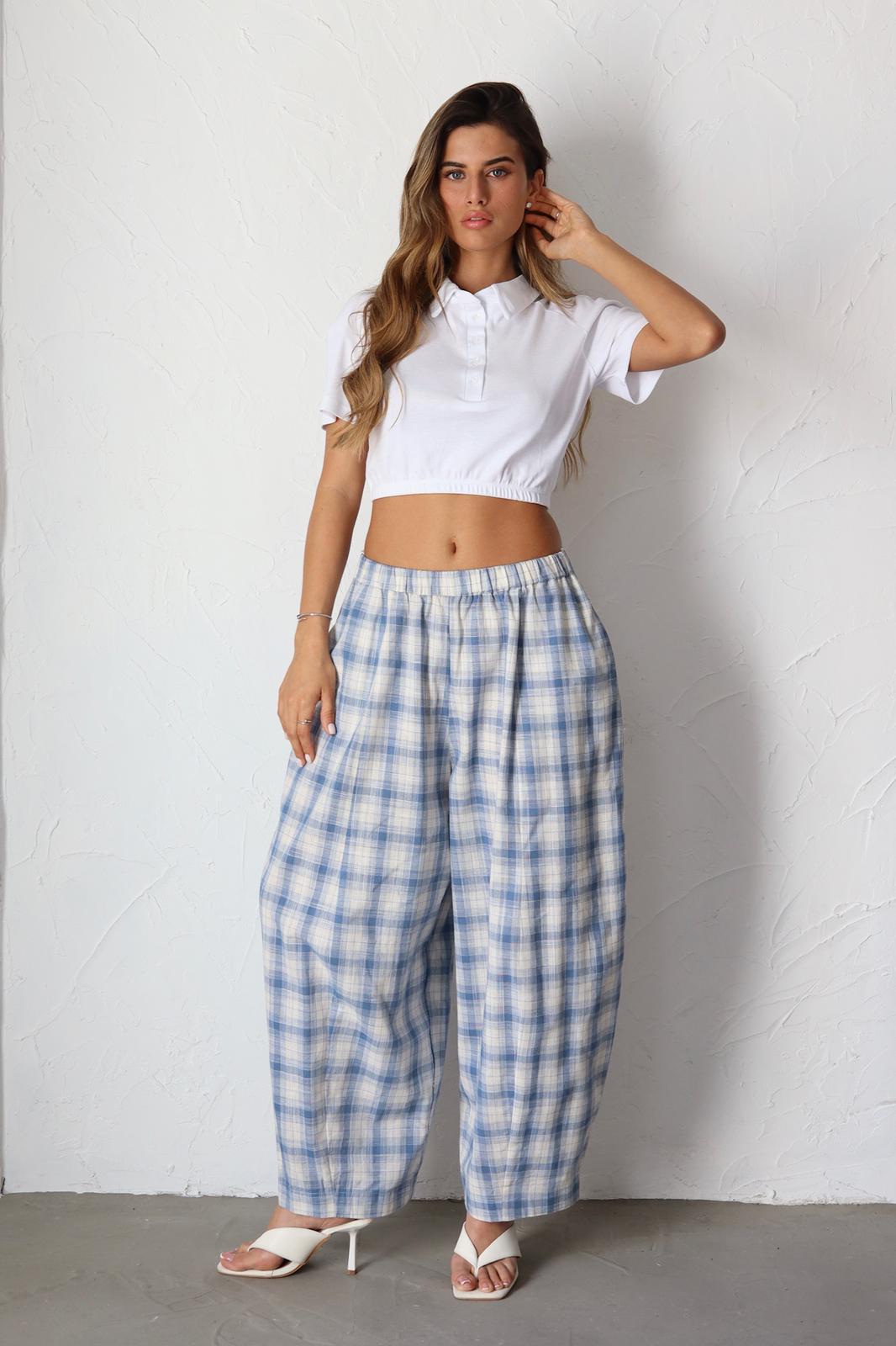 מכנס משובץ לנשים בגזרה רחבה בצבע כחול
