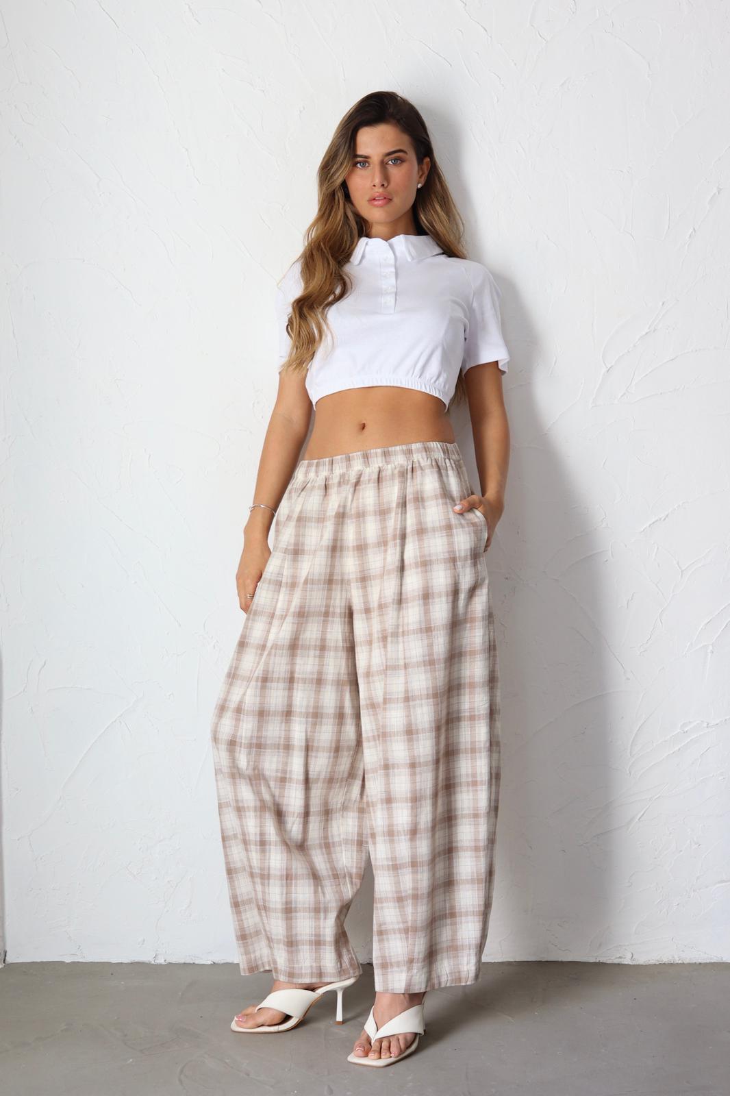 מכנס משובץ לנשים בגזרה רחבה בצבע בז
