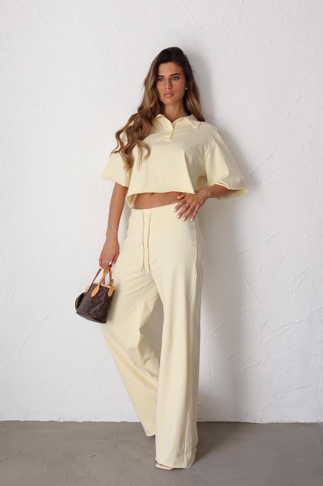 חליפת קיץ לנשים בצבע צהוב עם טופ קרופ ומכנס רחב