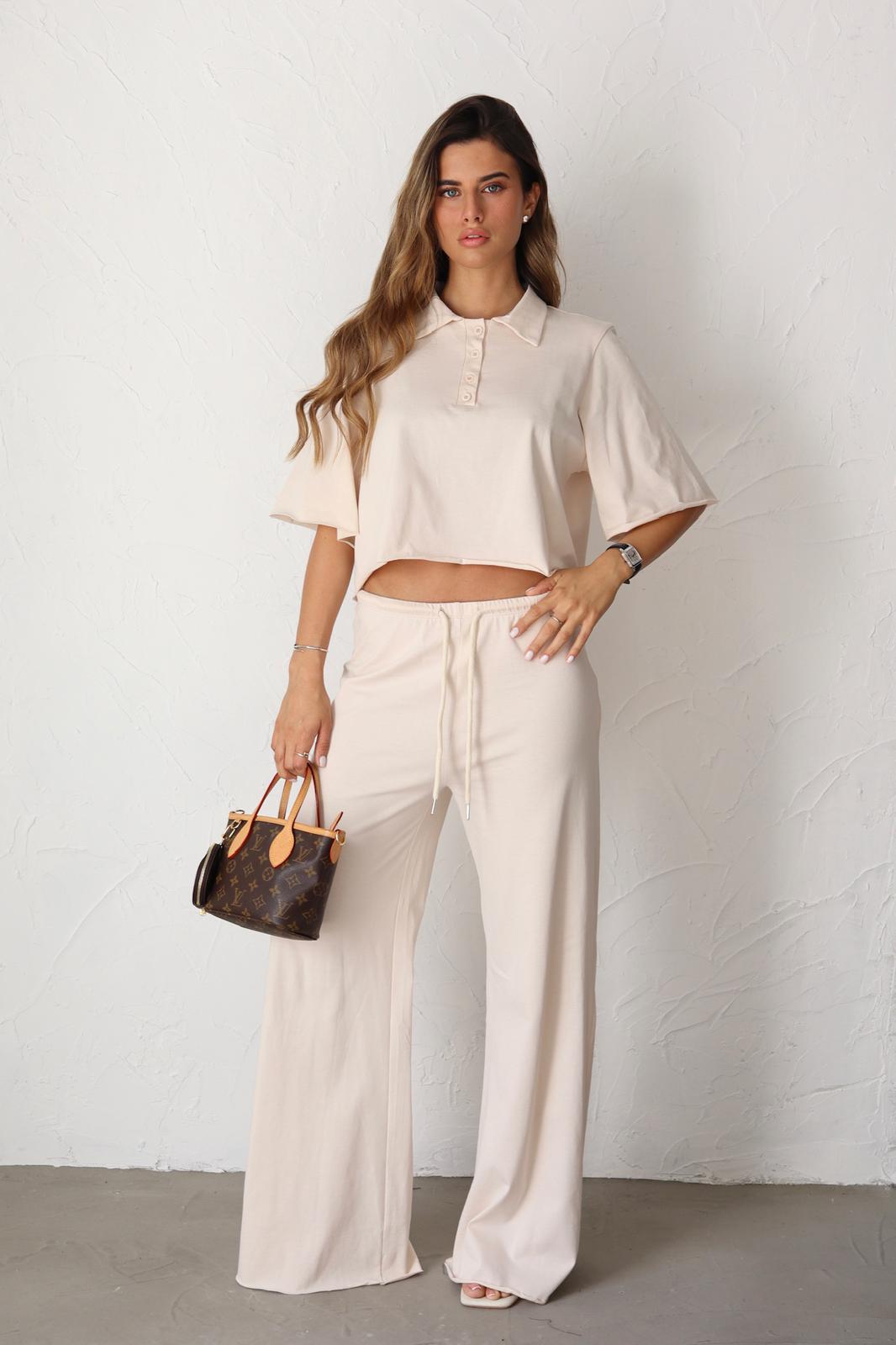 חליפת קיץ לנשים בצבע שמנת עם חולצת קרופ ומכנס רחב