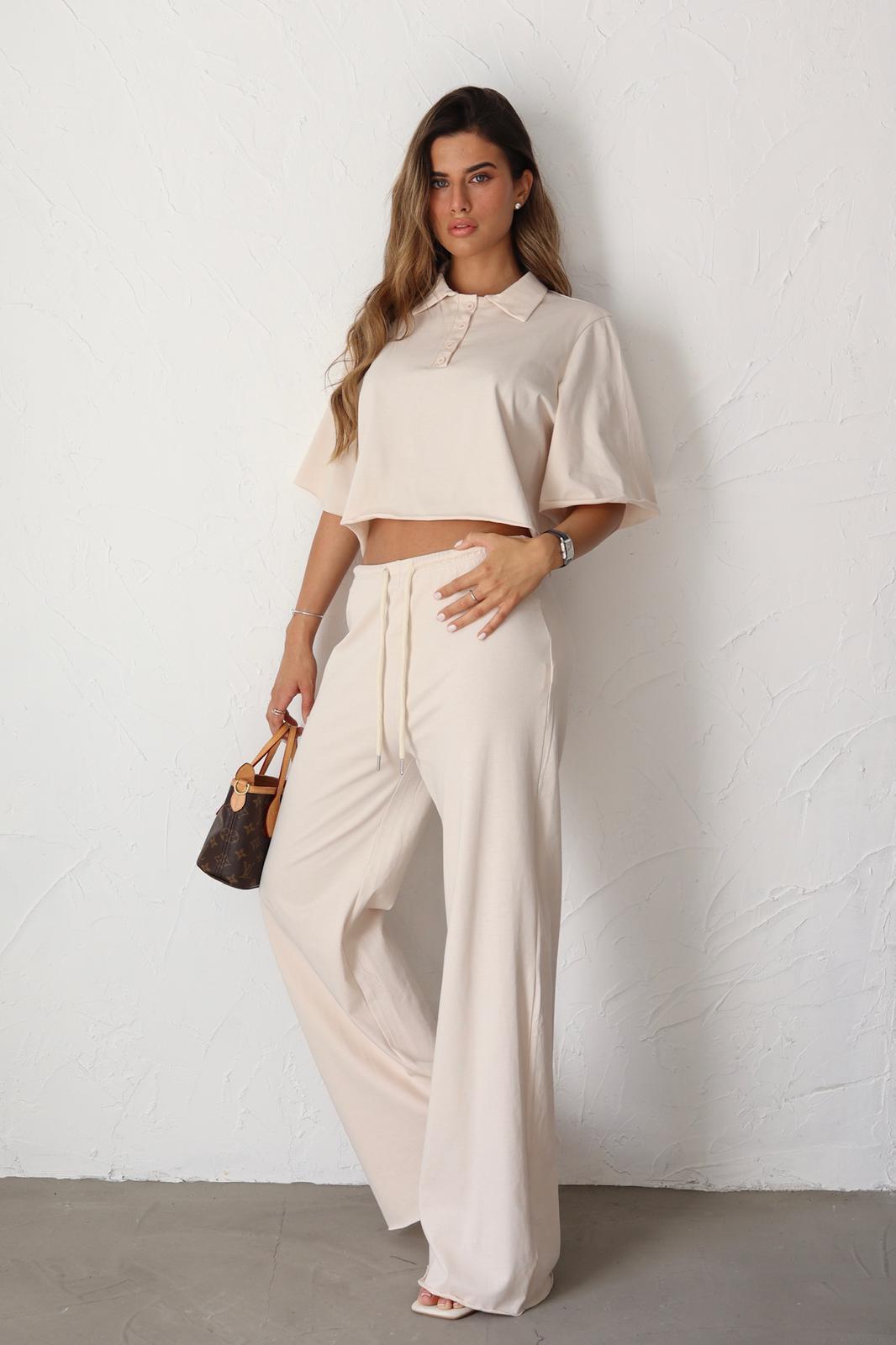 חליפת קיץ קלילה לנשים בצבע שמנת עם גזרה מחמיאה