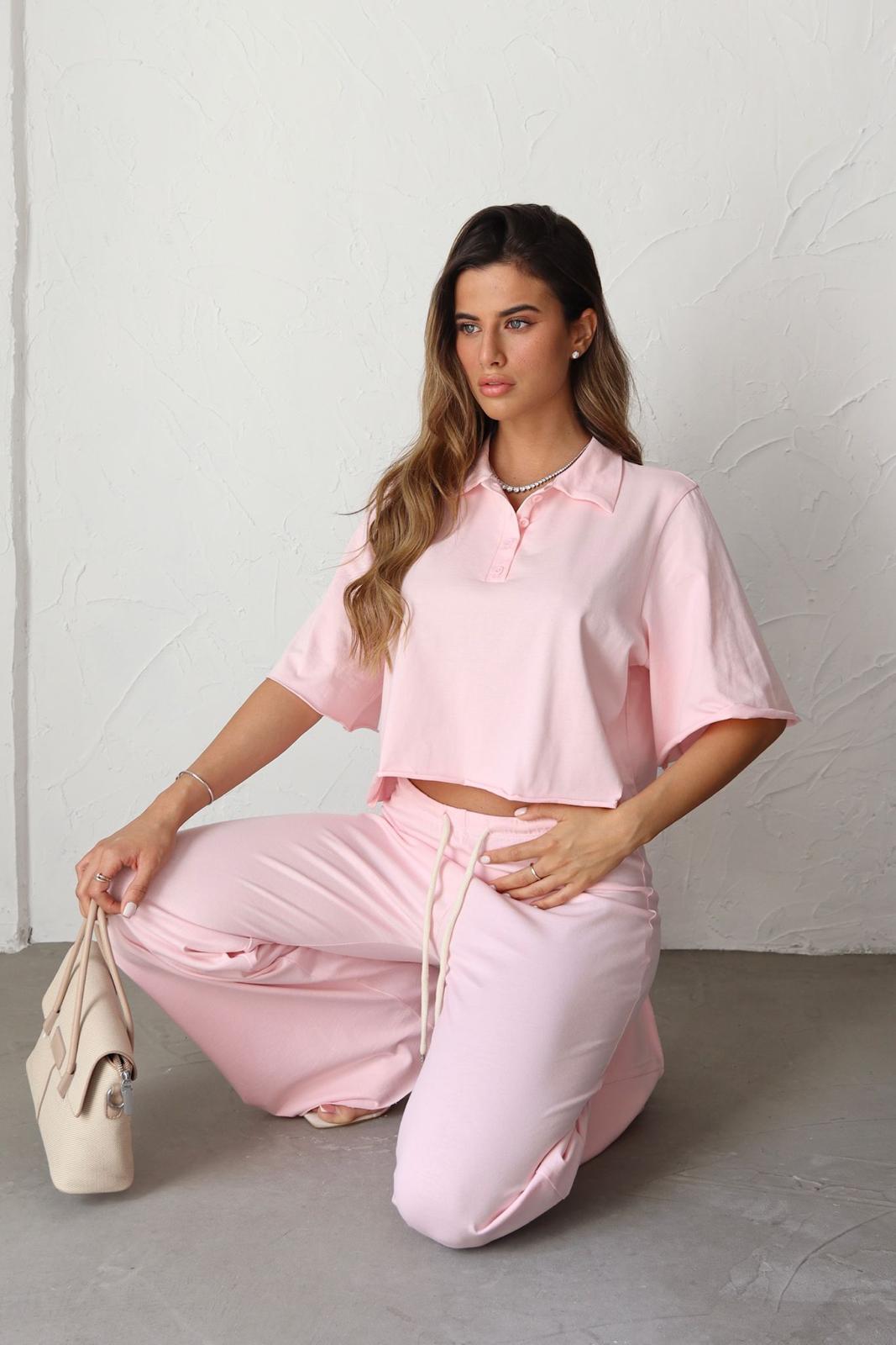 חליפת קיץ לנשים בצבע ורוד עם טופ קרופ
