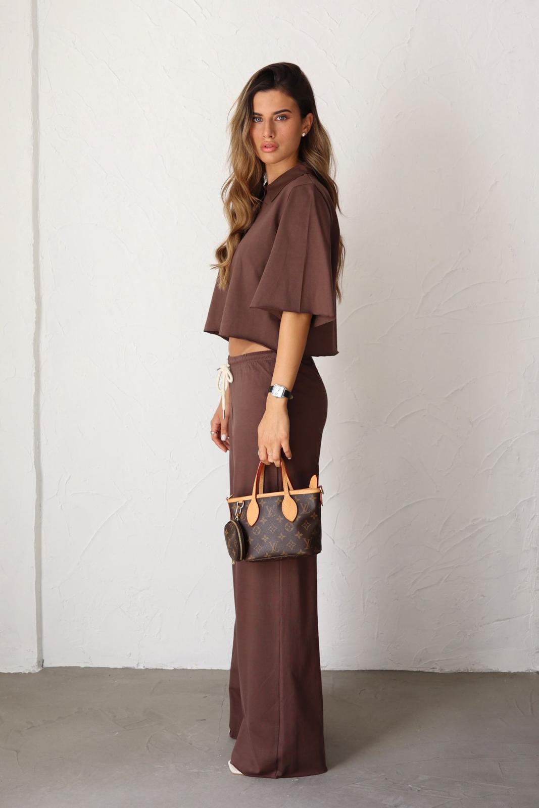 חליפה אופנתית לנשים עם חולצת קרופ ומכנס ארוך
