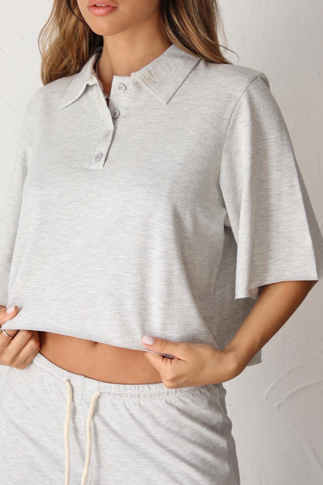 חליפת קיץ לנשים בצבע אפור עם סט שני חלקים