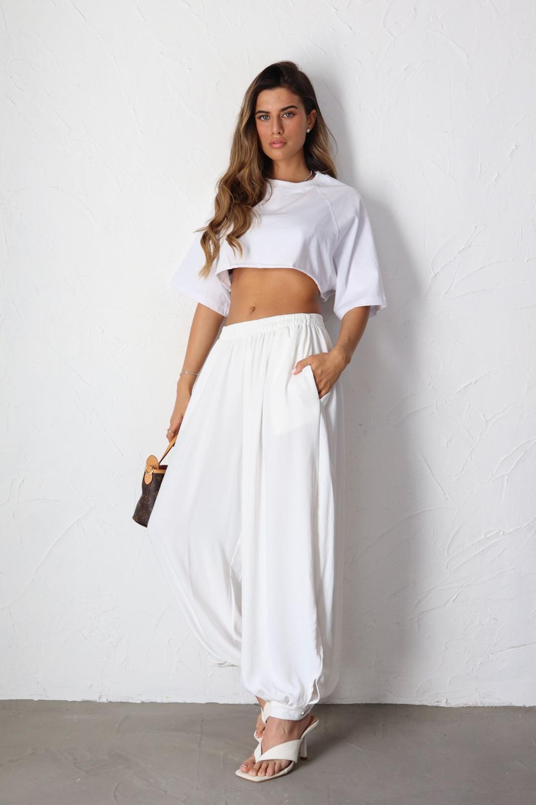 מכנס רחב לנשים עם כפתורים בסיומת וגזרה משוחררת צבע לבן