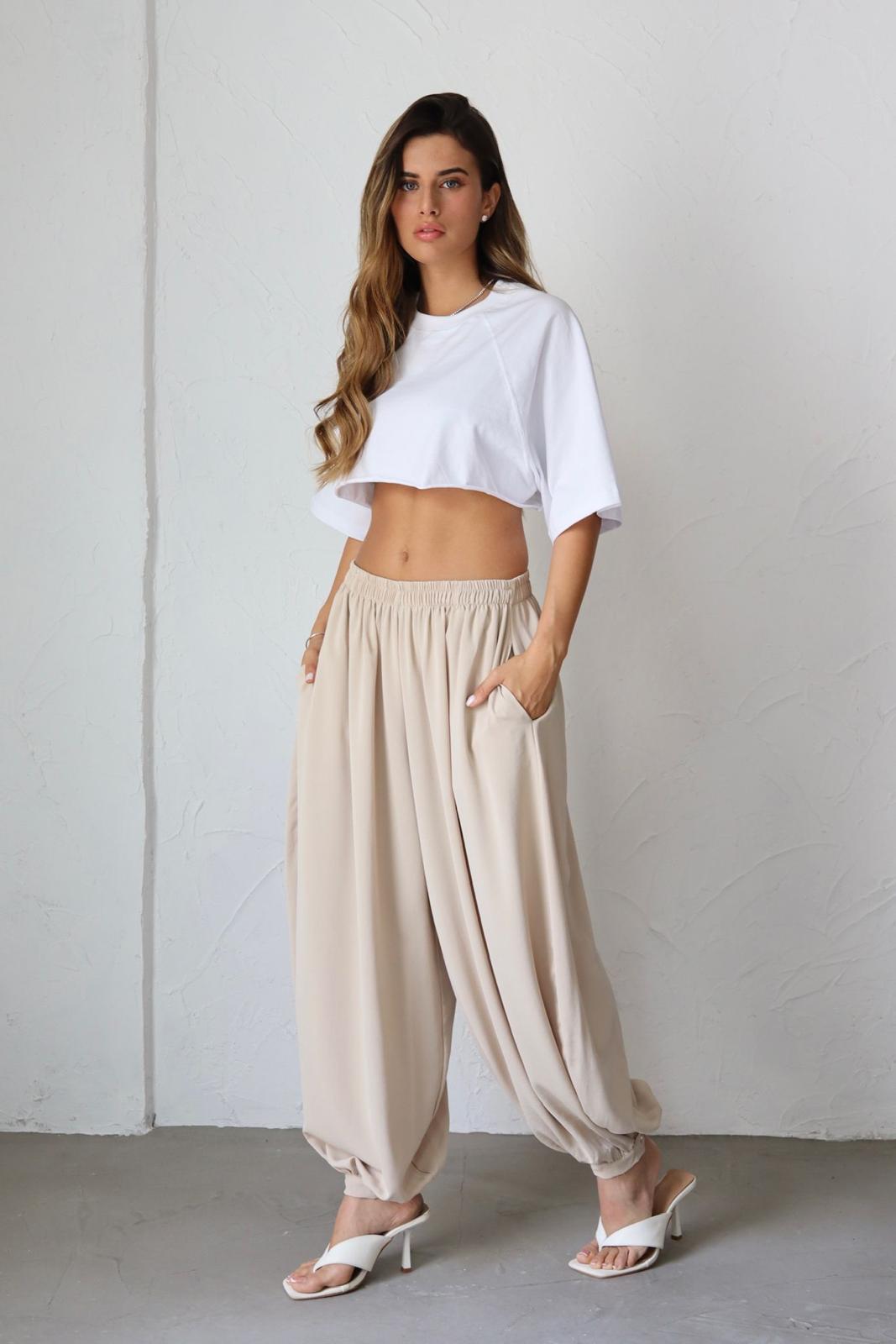 מכנס רחב לנשים בגזרה נוחה עם סיומת מכווצת צבע בז