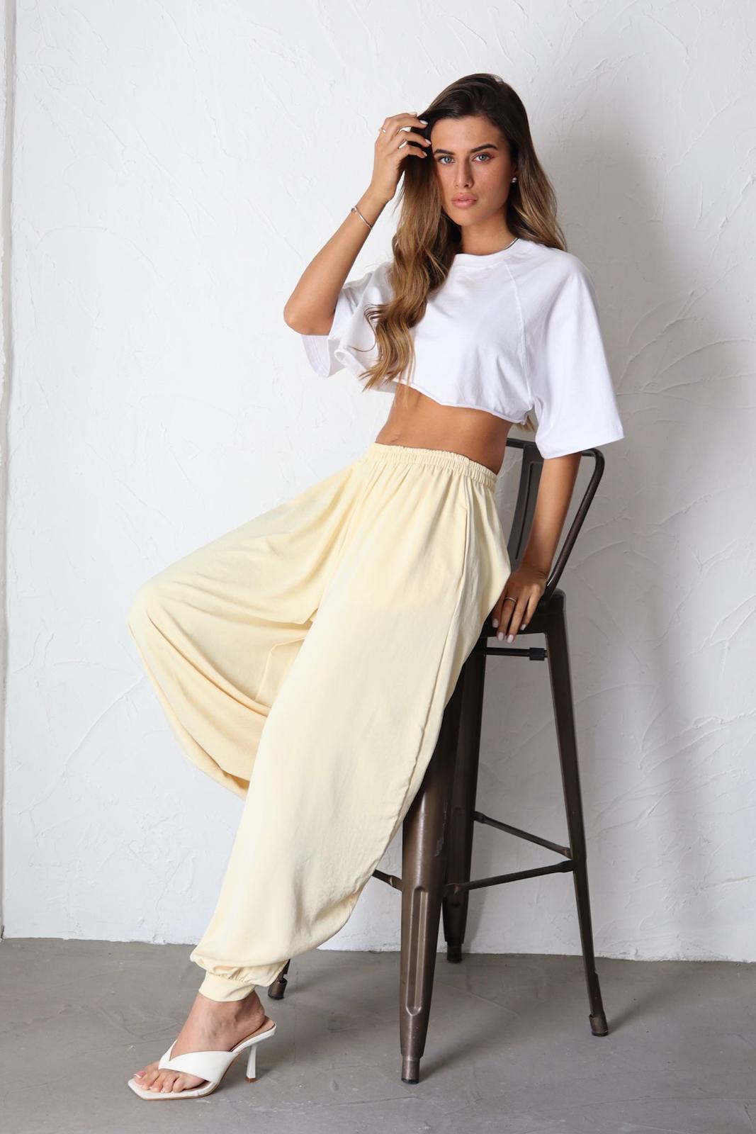 מכנס נשים אופנתי בגזרה רחבה ללוק יומי מושלם
