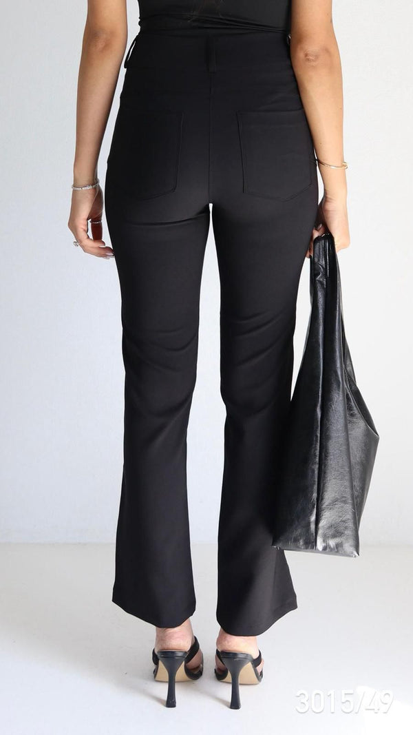 מכנס נשים שחור מחמיא בגזרה גבוהה עם סגירה קדמית כפולה