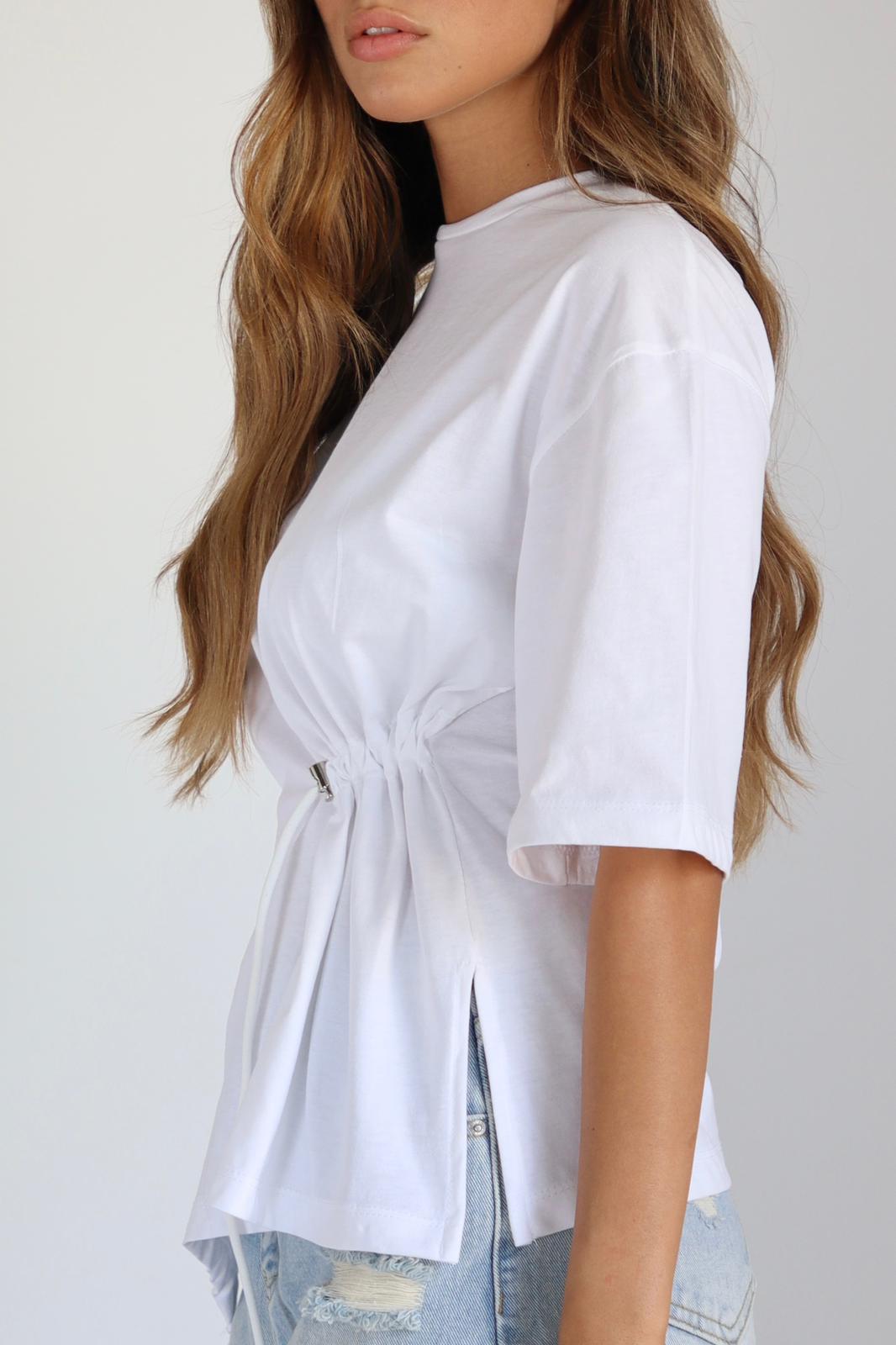 חולצת Qivi נשים מבט צד עם קשירה מדגישה מותן