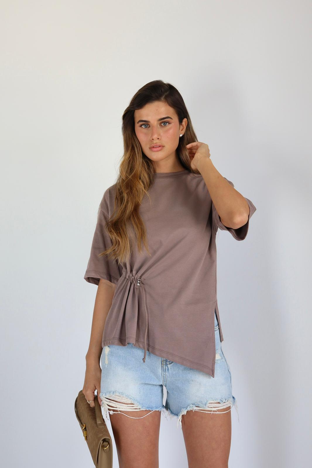 חולצת Qivi חומה עם קשירה בצד בשילוב שורט ג׳ינס