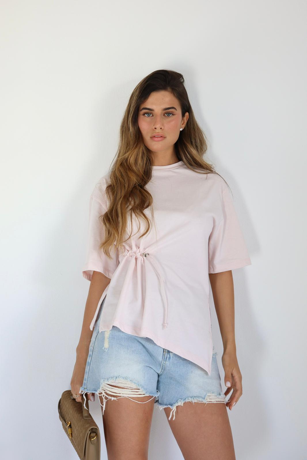 חולצת Qivi ורודה עם קשירה בצד לוק קזואל נשים