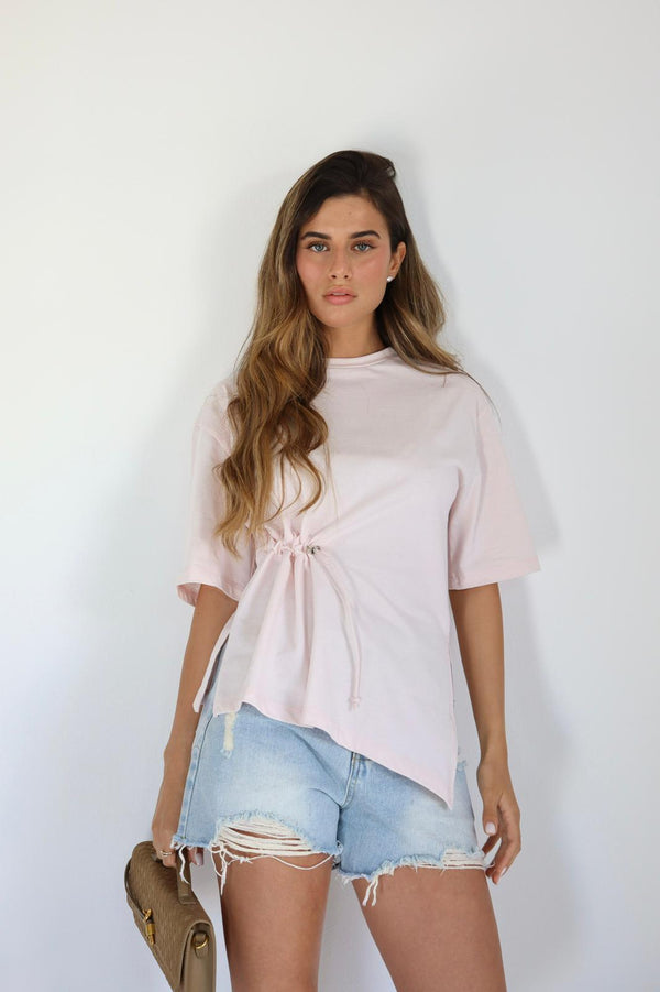 חולצת Qivi ורודה עם קשירה בצד לוק קזואל נשים