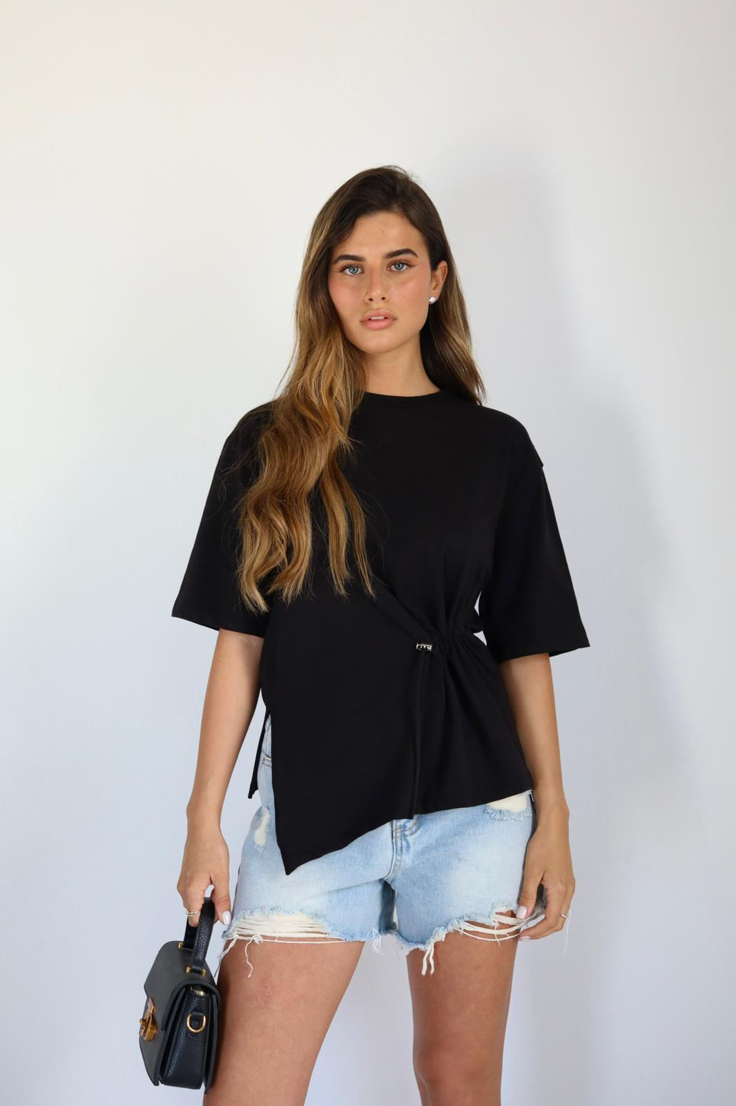 חולצת Qivi עיצוב אסימטרי עם קשירה בצד