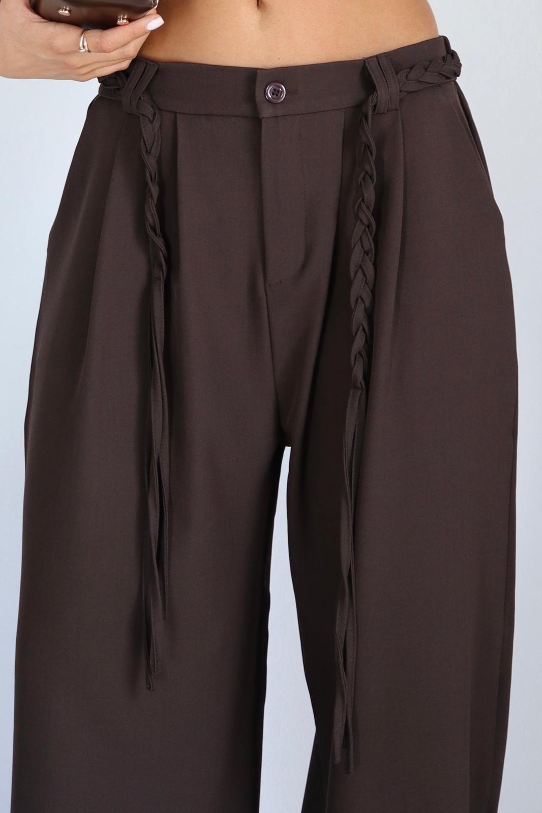 מכנס Motal עם קליעות במותן מבט מקרוב