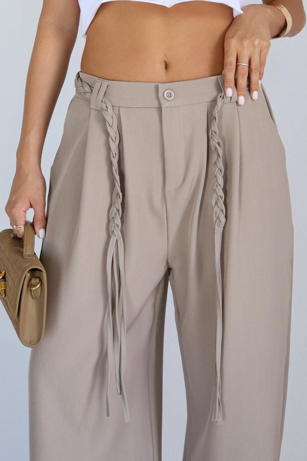 מכנס Motal עם כיסים ופרטי עיצוב ייחודיים