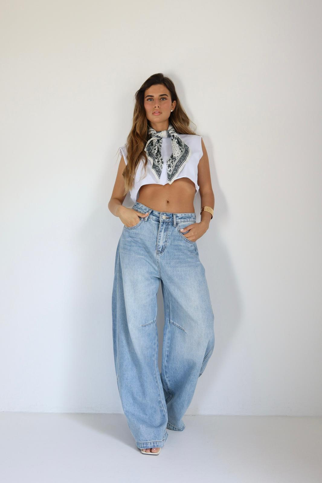 ג׳ינס נשים בגזרה רחבה עם כיסים אחוריים