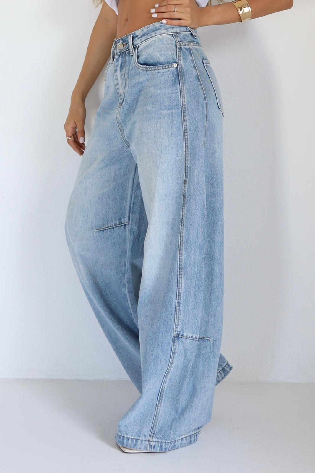 ג׳ינס נשים בהיר בגזרה רחבה עם לוק קזואלי
