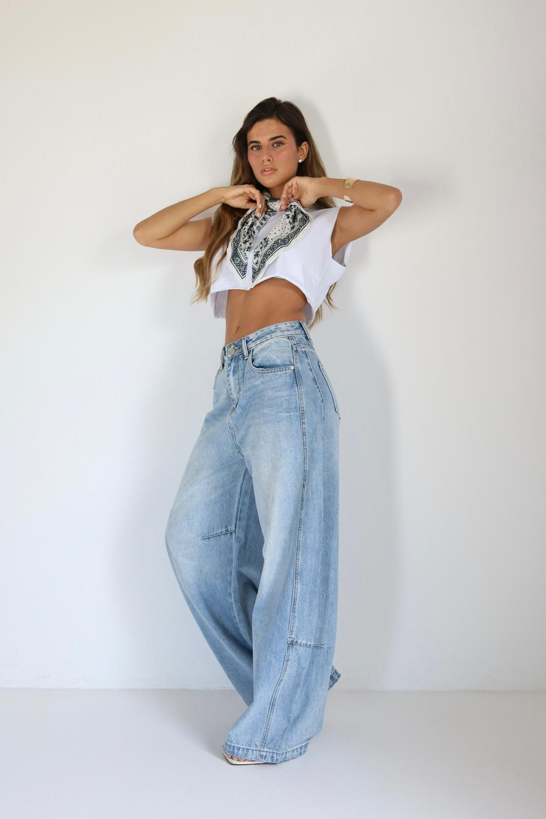 ג׳ינס רחב לנשים בצבע כחול בהיר עם גזרה טרנדית
